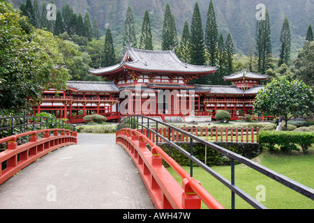 Zum Byodo-In japanischen Tempel auf der Insel Oahu, Hawaii, ist über die elegante rote gemalte Brücke über den See Stockfoto