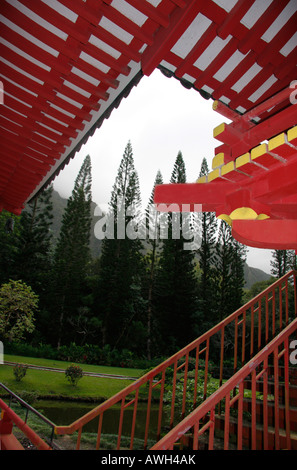 grafische Formen von Dächern, Schritte und Bäumen am Byodo-In japanischen Tempel auf der Insel Oahu, Hawaii, Stockfoto