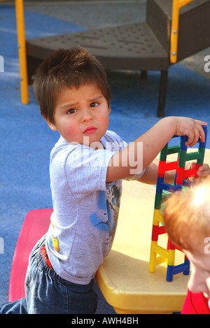 Mitarbeiter in Garden Grove Kalifornien Boys and Girls Club arbeiten mit Kleinkinder in Tag Intensivstation und ältere Kinder im Club sett Stockfoto