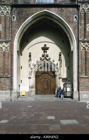 Deutschland, Bayern, München, Marienplatz, Frauenkirche, Besucher auf Schritte unten hölzerne Eingangstüren stehen Stockfoto