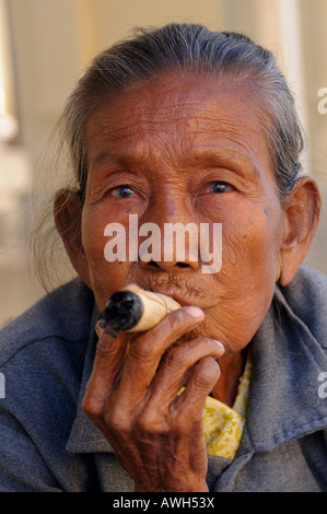 Alte Frau raucht eine Marihuana Zigarette Zigarre Bagan Myanmar Asien Stockfoto