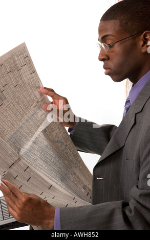 Afrikanische amerikanische Mann liest Zeitung Börse Bericht USA Stockfoto