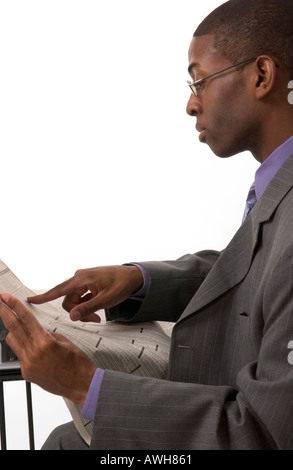 Afrikanische amerikanische Mann liest Zeitung Börse Bericht USA Stockfoto