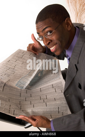 Afrikanische amerikanische Mann liest Zeitung Börse Bericht USA Stockfoto
