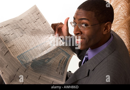 Afrikanische amerikanische Mann liest Zeitung Börse Bericht USA Stockfoto