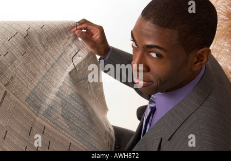 Afrikanische amerikanische Mann liest Zeitung Börse Bericht USA Stockfoto