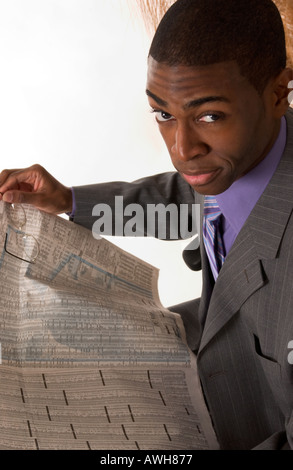 Afrikanische amerikanische Mann liest Zeitung Börse Bericht USA Stockfoto