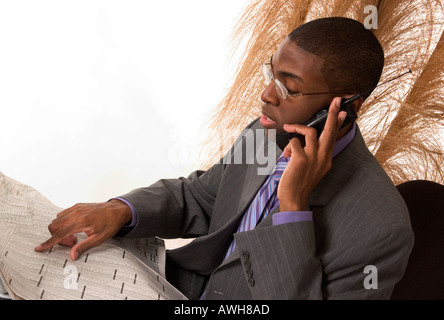 Afrikanische amerikanische Mann liest Zeitung Börse Bericht USA Stockfoto