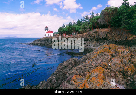Pacific Northwest, US-Bundesstaat Washington, USA, San Juan Island Lighthouse steht auf Felsvorsprung am Gewässerrand Stockfoto
