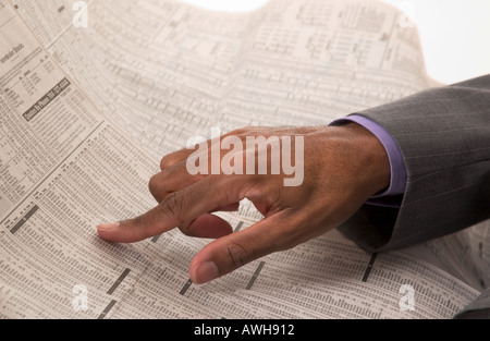 Afrikanische amerikanische Mann liest Zeitung Börse Bericht USA Stockfoto