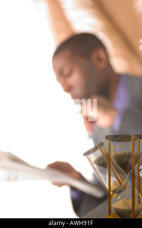 Afrikanische amerikanische Mann liest Zeitung Börse Bericht USA Stockfoto