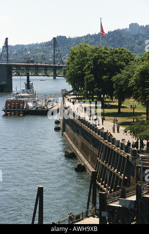 USA, Pacific Northwest, Oregon, Portland, Gouverneur Tom McCall Waterfront Park, Menschen zu Fuß entlang der Uferpromenade Stockfoto