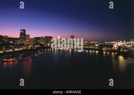 USA, Pacific Northwest, Oregon, Skyline von Downtown Portland in der Dämmerung von Marquam Bridge gesehen erhöht, Ansicht Stockfoto