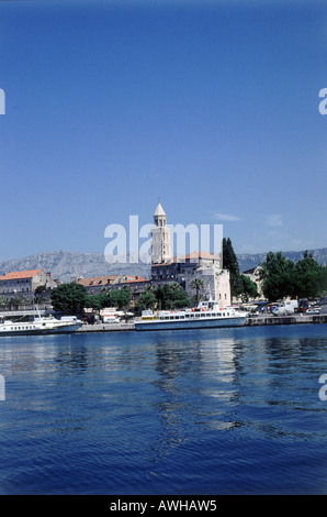 Kroatien, Dalmatien, Split, Fahrgastschiff im Hafen mit Glockenturm der Kathedrale von St. Domnius Stockfoto