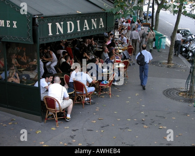 Frankreich Paris Café und Terrasse an einer Straßenecke Stockfoto