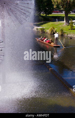 Ein Punt übergibt der Ferrier-Brunnen am Fluss Avon, Christchurch, Neuseeland. Stockfoto