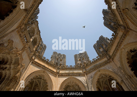 Durch das offene Kuppel-Dach der unvollendete Kapelle im Kloster Batalha Portugal nachschlagen. Stockfoto