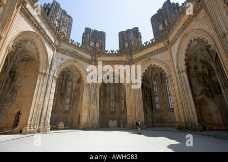 Aufwärts über eine kunstvoll geschnitzte Bogen Tür und das offene Kuppel-Dach der unvollendete Kapelle im Kloster in Batalha. Stockfoto