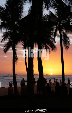 Sonnenuntergang am Waikiki Strand Honolulu. Stockfoto
