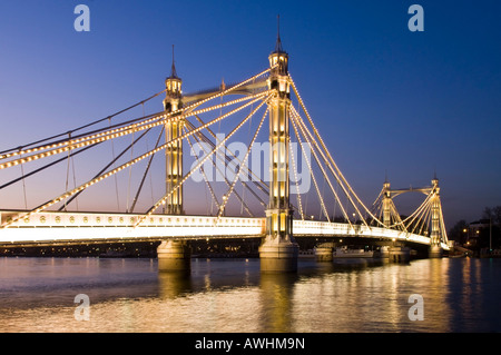 Albert Bridge überquert die Themse in Chelsea London England UK nachts beleuchtet Stockfoto