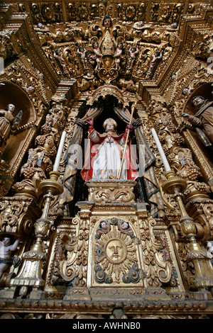 Eine vergoldete Relief im Innern der Kathedrale der Velha selbst innerhalb der Zitadelle von Velha von Faro Portugal Stockfoto