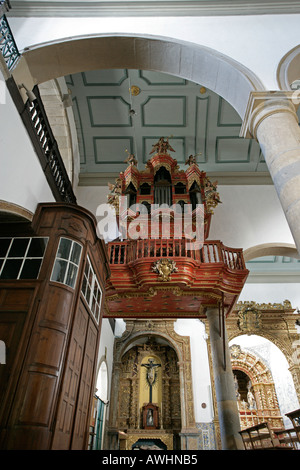 Eine ausgefallene rot Orgel in der Kathedrale von Velha selbst innerhalb der Zitadelle von Velha von Faro Portugal Stockfoto