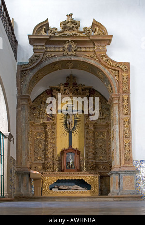 Eine krankhafte Alter machte aus den Knochen der 1000 Mönche vor der Kathedrale von Velha in Faro, Portugal. Stockfoto