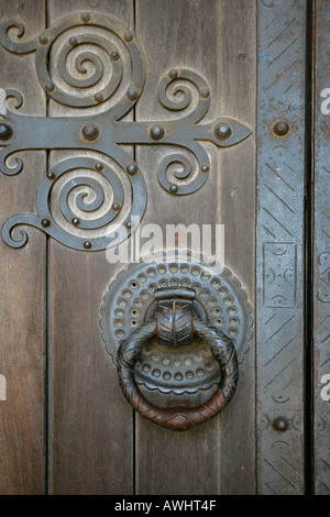 Türgriffe, Scharniere und Trim auf der Eingangstür der Kathedrale von Lissabon Portugal Stockfoto