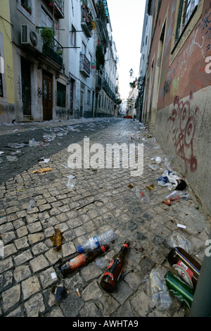 Eine Straße, die nach einer wilden Partynacht mit leeren Kunststoff Tassen ganze und zerbrochene Bierflaschen und anderen Müll übersät Stockfoto