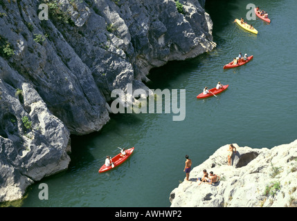 Luftbild Sommer Kanufahren Französisch felsig Herault Flussschlucht Zuschauer auf Felsen oberhalb von Saint Guilhem le Désert Hérault Occitanie Süd von Frankreich Stockfoto