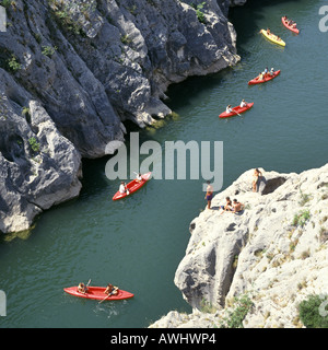 Luftbild Sommer Kanufahren Französisch felsig Herault Flussschlucht Zuschauer auf Felsen oberhalb von Saint Guilhem le Désert Hérault Occitanie Süd von Frankreich Stockfoto