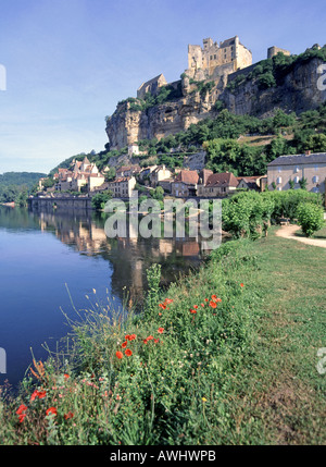 Das historische Schloss Château de Beynac liegt auf einem Hügel in der Gemeinde Beynac-et-Cazenac neben dem Fluss Dordogne im französischen Departement Dordogne Stockfoto