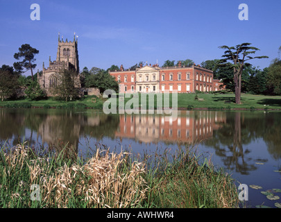 Lake Reflection Staunton Harold Hall Country House & commonwealth Period Holy Trinity Chapel gotisches, unter Denkmalschutz stehendes Gebäude Leicestershire England UK Stockfoto