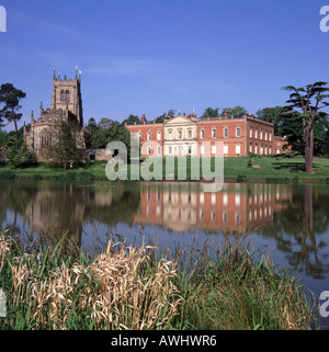 Stille Wasser des Sees spiegelt die Ansichten von Staunton Harold Hall und die Commonwealth Periode Holy Trinity Chapel gotische Kirche Leicestershire England UK Stockfoto