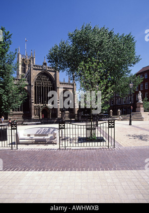 Kingston nach Rumpf gepflastert Umgebung von Holy Trinity Church behauptet, die größte Pfarrkirche in England Stockfoto