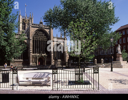 Kingston nach Rumpf gepflastert Umgebung von Holy Trinity Church behauptet, die größte Pfarrkirche in England Stockfoto