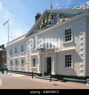 Hull Trinity House Historisches Gebäude seemännische Wohltätigkeitsstatuen von Neptune & Britannia im Gable End Kingston Upon Hull East Yorkshire England UK Stockfoto