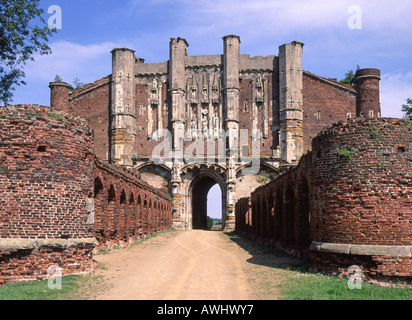 Verzierter Backstein baute befestigte historische Torhauseinfahrt & Anflugspur zu Ruinen der mittelalterlichen Thornton Abbey Ulceby North Lincoln England UK Stockfoto