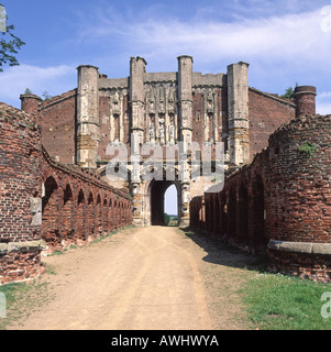 Verzierter Backstein baute befestigte historische Torhauseinfahrt & Anflugspur zu Ruinen der mittelalterlichen Thornton Abbey Ulceby North Lincoln England UK Stockfoto