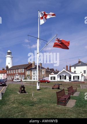 Southwold Seaside Resort Town Flagpole & Flag of St George mit Red Ensign & Working Lighthouse Beyond Suffolk East Anglia England UK Stockfoto