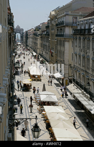 Bewohner und Touristen schlendern Sie am Fußgängerzone Rua Augusta in Lissabons Baixa-Viertel. Stockfoto