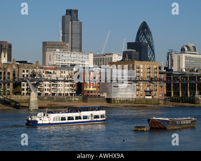 Skyline von London Stadt Bankenviertel mit Millennium Fußgängerbrücke und Tourismus-Boot auf dem Fluss Themse UK Stockfoto