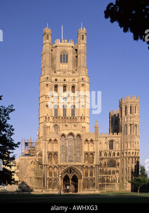 Die Kathedrale von Ely beliebten historischen und religiösen Tourismus Attraktion Norman West Tower & Eingang Cambridgeshire East Anglia England Großbritannien Stockfoto