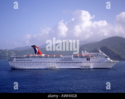 Großes Kreuzfahrtschiff Inspiration vor Anker aus St Georges Harbour tropischen Insel Grenada Karibik mit Tender zur Fähre & Ausflug Passagiere landen Stockfoto