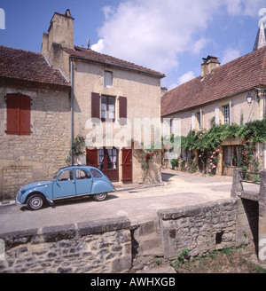 Saint-Pompon Dorf Gemeinde im Dordogne Nouvelle-Aquitaine im Südwesten Frankreichs Französisch Citroen 2cv Blaue Auto außerhalb der Häuser EU geparkt Stockfoto