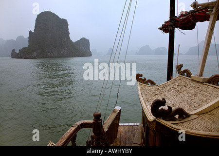 Blick von einer handgefertigten DSCHUNKE mit Blick auf das Wasser und Kalksteininseln der HALONG Bucht VIETNAM Stockfoto