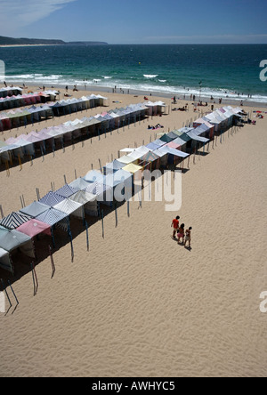 Eine Vogelperspektive anzeigen saisonale Cabanas an den breiten Stränden am Urlaubsort an der Küste Stadt von Nazaré an Portugal s Atlantikküste Stockfoto