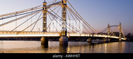 Albert Bridge überquert die Themse in Chelsea London England UK nachts beleuchtet Stockfoto