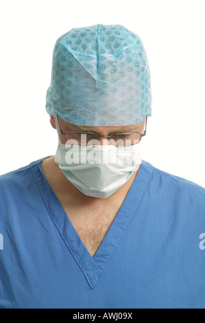 Chirurg in Peelings und Masken, die Konzentration auf eine Operation vor einem weißen Hintergrund Stockfoto