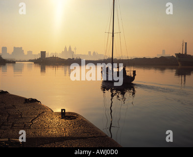 Yacht-Birkenhead Docks bei Sonnenaufgang verlassen Stockfoto